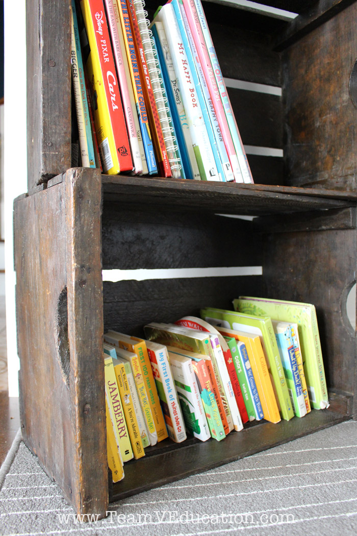 How to organize children's books. We set up the best home library display! Are you considering how to set up your home library to better engage your little ones? Consider these 6 great ideas to help you create a home library display that will entice your young readers to both read and tidy up after themselves, while also maintaining a cohesive look in your home décor.