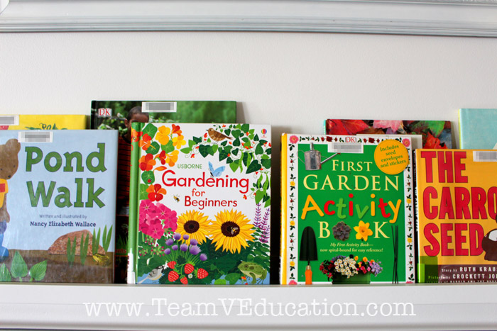 How to organize children's books. We set up the best home library display! Are you considering how to set up your home library to better engage your little ones? Consider these 6 great ideas to help you create a home library display that will entice your young readers to both read and tidy up after themselves, while also maintaining a cohesive look in your home décor.